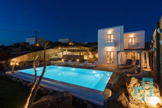 EXCELLENT VILLA WITH EXCLUSIVE USE OF SWIMMING POOL IN MYKONOS 
