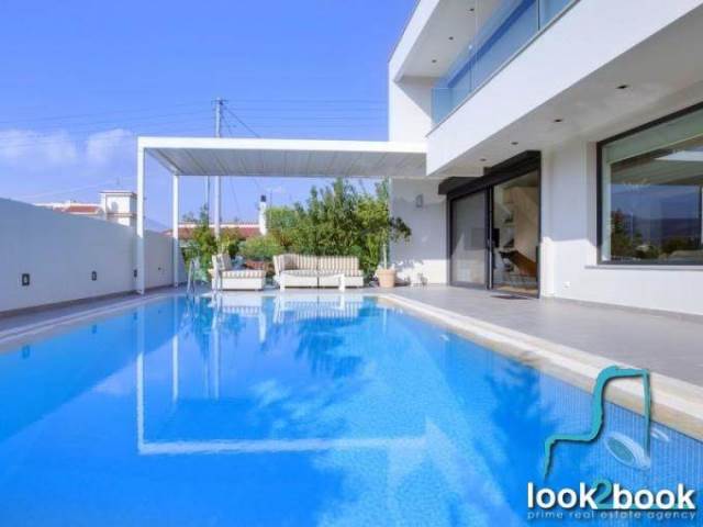 UNIQUE MINIMLA VILLA WITH SWIMMING POOL AND GARDEN IN VARI 