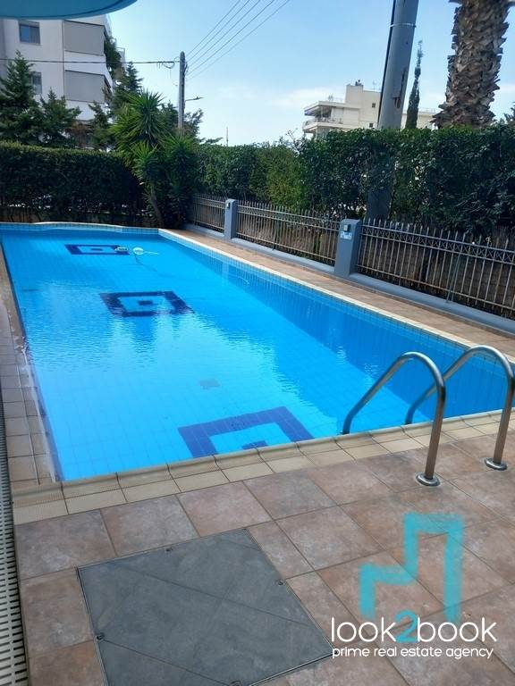 ΕΠΙΠΛΩΜΕΝΟ ΣΤΟΥΝΤΙΟ ΜΕ ΚΟΙΝΟΧΡΗΣΤΗ ΠΙΣΙΝΑ ΣΤΗ ΓΛΥΦΑΔΑ ΓΙΑ ΚΑΛΟΚΑΙΡΙΝΟΥΣ ΜΗΝΕΣ 