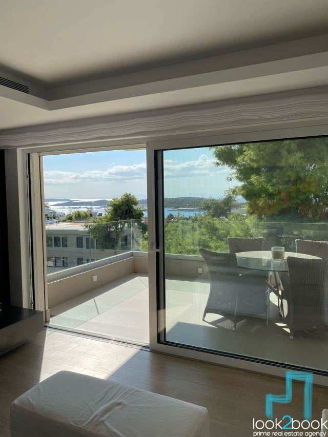 ΚΑΤΑΠΛΗΚΤΙΚΟ ΑΝΑΚΑΙΝΙΣΜΕΝΟ ΔΙΑΜΕΡΙΣΜΑ ΜΕ ΕΞΑΙΡΕΤΙΚΗ ΘΕΑ ΣΤΗΝ ΒΟΥΛΙΑΓΜΕΝΗ 