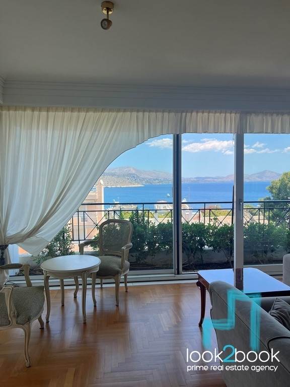 ΦΩΤΕΙΝΟ ΕΠΙΠΛΩΜΕΝΟ ΔΙΑΜΕΡΙΣΜΑ ΣΤΗΝ ΒΑΡΚΙΖΑ ΜΕ ΕΚΠΛΗΚΤΙΚΗ ΘΕΑ ΘΑΛΑΣΣΑ 