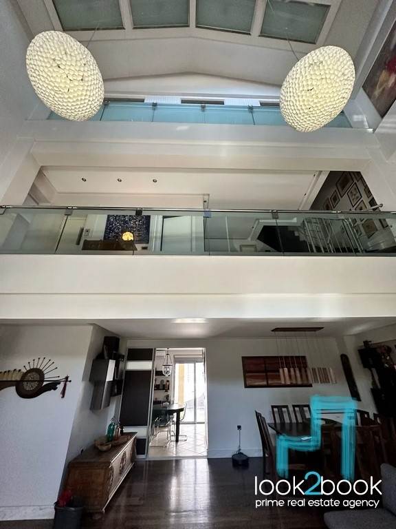 ΕΞΑΙΡΕΤΙΚΗ ΜΟΝΟΚΑΤΟΙΚΙΑ ΜΕ ΚΗΠΟ ΣΤΗΝ ΑΝΩ ΓΛΥΦΑΔΑ 