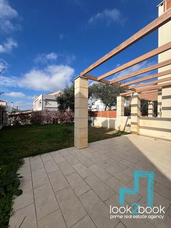 ΕΚΠΛΗΚΤΙΚΗ ΜΟΝΟΚΑΤΟΙΚΙΑ ΜΕ ΚΗΠΟ ΣΤΟ ΚΟΡΜΠΙ ΒΑΡΗΣ 