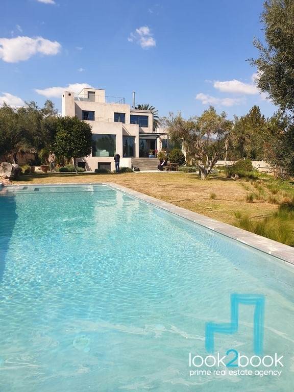 ΚΑΤΑΠΛΗΚΤΙΚΗ ΕΠΙΠΛΩΜΕΝΗ ΜΟΝΟΚΑΤΟΙΚΙΑ ΜΕ ΚΗΠΟ ΚΑΙ ΠΙΣΙΝΑ ΚΑΙ ΑΠΕΡΙΟΡΙΣΤΗ ΘΕΑ ΣΤΗ ΒΑΡΚΙΖΑ 