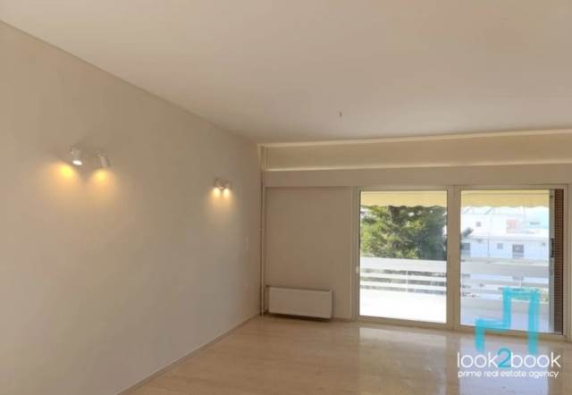 ΑΝΑΚΑΙΝΙΣΜΕΝΟ ΔΙΑΜΕΡΙΣΜΑ ΣΤΟ ΠΥΡΝΑΡΙ ΓΛΥΦΑΔΑΣ 