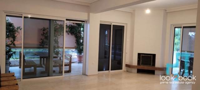 ΟΜΟΡΦΟ ΟΡΟΦΟΔΙΑΜΕΡΙΣΜΑ ΣΤΗΝ ΒΑΡΚΙΖΑ 