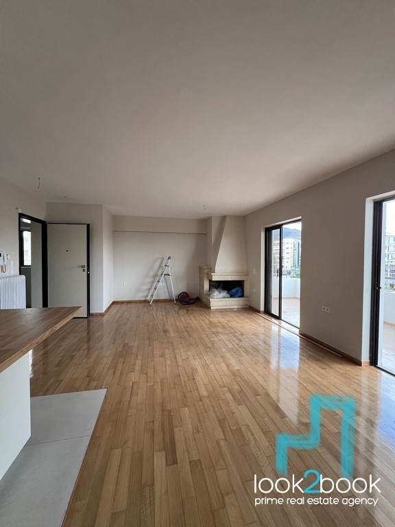 ΕΚΠΛΗΚΤΙΚΟ ΡΕΤΙΡΕ ΟΡΟΦΟΔΙΑΜΕΡΙΣΜΑ ΣΕ ΕΞΑΙΡΕΤΙΚΟ ΣΗΜΕΙΟ ΣΤΟ ΚΕΝΤΡΟ ΤΗΣ ΓΛΥΦΑΔΑΣ 
