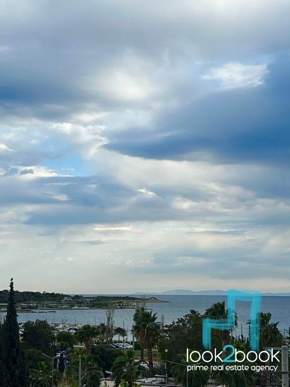 ΕΚΠΛΗΚΤΙΚΟ ΡΕΤΙΡΕ ΟΡΟΦΟΔΙΑΜΕΡΙΣΜΑ ΣΕ ΕΞΑΙΡΕΤΙΚΟ ΣΗΜΕΙΟ ΣΤΟ ΚΕΝΤΡΟ ΤΗΣ ΓΛΥΦΑΔΑΣ 