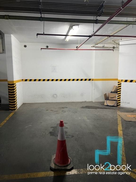 SPACIOUS PARKING SPACE IN A CLOSED GARAGE 