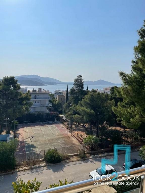 ΦΩΤΕΙΝΟ ΤΡΙΑΡΙ ΔΙΑΜΕΡΙΣΜΑ ΣΤΗ ΒΑΡΗ-ΒΑΡΚΙΖΑ  