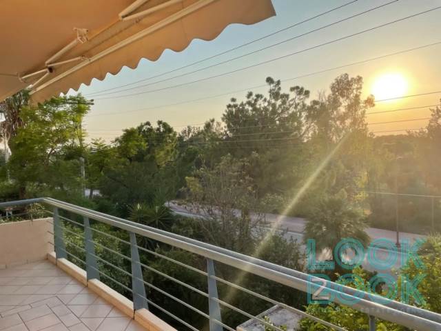 RENTAL OF AN AMAZING TOP FLOOR APARTMENT IN THE CENTER OF GLYFADA 