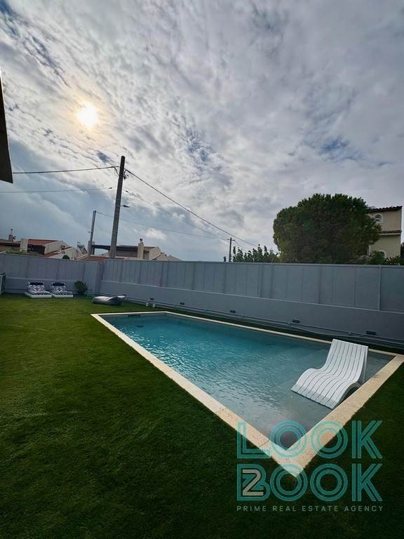 ΕΝΟΙΚΙΑΣΗ ΚΑΤΑΠΛΗΚΤΙΚΗΣ ΠΟΛΥΤΕΛΟΥΣ ΚΑΙ ΠΛΗΡΩΣ ΕΞΟΠΛΙΣΜΕΝΗΣ ΒΙΛΑΣ ΣΤΗ ΒΑΡΗ 