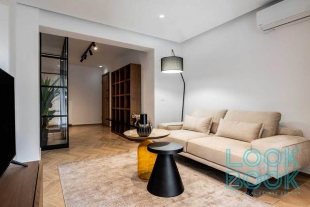 ΠΑΝΕΜΟΡΦΟ ΚΑΙ ΜΟΝΤΕΡΝΟ ΠΛΗΡΩΣ ΕΠΙΠΛΩΜΕΝΟ ΚΑΙ ΕΞΟΠΛΙΣΜΕΝΟ ΔΙΑΜΕΡΙΣΜΑ ΣΤΟ ΚΕΝΤΡΟ ΤΗΣ ΒΟΥΛΑΣ 