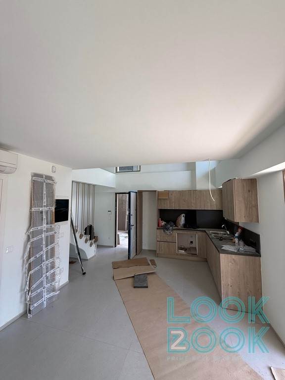 SALE OF NEWLY BUILT MAISONETTE IN THE HEART OF GLYFADA 