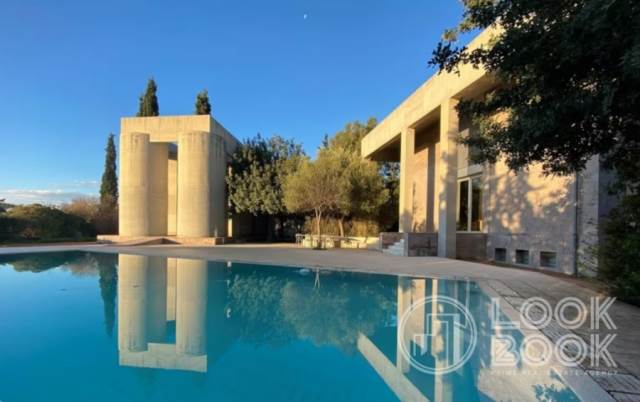 ΒΙΛΑ ΕΞΑΙΡΕΤΙΚΗΣ ΑΡΧΙΤΕΚΤΟΝΙΚΗΣ ΣΤΗ ΒΑΡΚΙΖΑ ΜΕ ΠΙΣΙΝΑ 