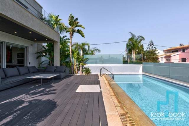 ΚΑΤΑΠΛΗΚΤΙΚΗ ΒΙΛΑ ΜΕ ΠΙΣΙΝΑ ΣΤΗΝ ΒΑΡΚΙΖΑ 