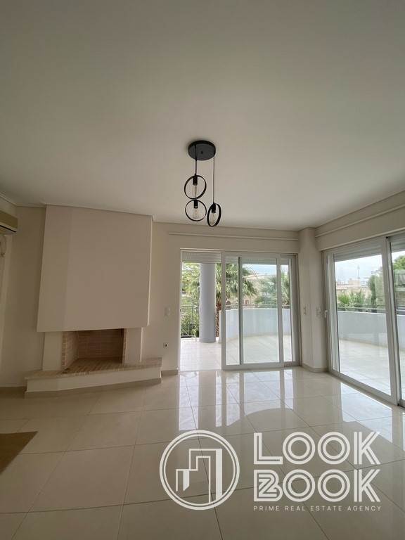 ΚΑΤΑΠΛΗΚΤΙΚΟ ΕΠΙΠΛΩΜΕΝΟ ΟΡΟΦΟΔΙΑΜΕΡΙΣΜΑ ΣΤΟ ΚΕΝΤΡΟ ΤΗΣ ΓΛΥΦΑΔΑΣ 