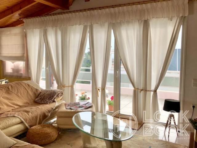 In Glyfada, in the Golf area, an excellent penthouse apartment of 106 sq.m. is available, furnished, in excellent condition. It is located on the 4th floor of a building built in 2005 and stands out for its brightness and airy layout. The apartment consists of a comfortable living room, kitchen, two bedrooms, one of which is a master, as well as two bathrooms. It has autonomous oil heating, modern floors, a storage room and is fully equipped with electrical appliances. A particular advantage is the three parking spaces, as well as the open view 