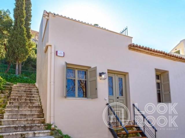 ΦΑΝΤΑΣΤΙΚΗ ΕΠΙΠΛΩΜΕΝΗ ΜΟΝΟΚΑΤΟΙΚΙΑ ΜΕ ΘΕΑ ΑΚΡΟΠΟΛΗ ΣΤΗΝ ΠΛΑΚΑ  