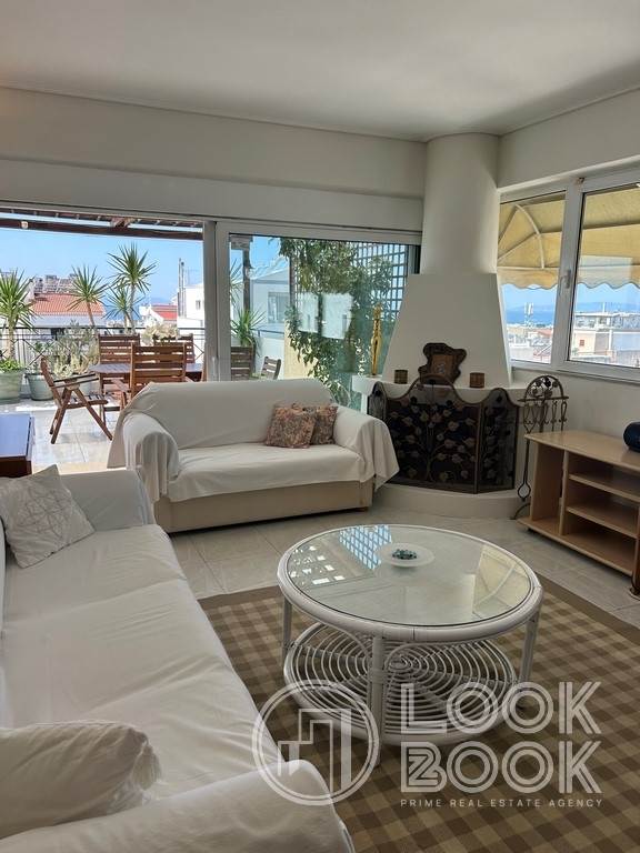 ΚΑΤΑΠΛΗΚΤΙΚΟ ΕΠΙΠΛΩΜΕΝΟ ΟΡΟΦΟΔΙΑΜΕΡΙΣΜΑ ΜΕ ΑΠΕΡΙΟΡΙΣΤΗ ΘΕΑ ΣΤΗ ΘΑΛΑΣΣΑ ΣΤΗ ΓΛΥΦΑΔΑ 