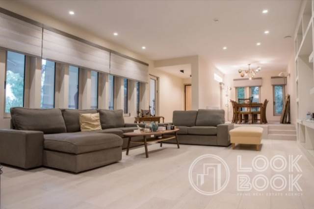 ΕΞΑΙΡΕΤΙΚΟ ΕΠΙΠΛΩΜΕΝΟ ΚΑΙ ΑΝΑΚΑΙΝΙΣΜΕΝΟ ΔΙΑΜΕΡΙΣΜΑ ΣΤΟ ΚΕΝΤΡΟ ΤΗΣ ΒΟΥΛΙΑΓΜΕΝΗΣ 