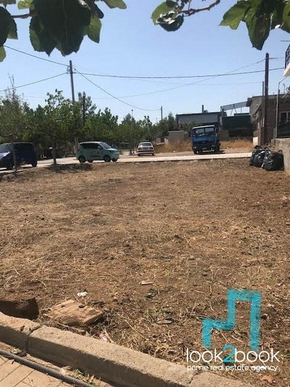 ΓΩΝΙΑΚΟ ΟΙΚΟΠΕΔΟ ΚΟΝΤΑ ΣΕ ΚΕΝΤΡΙΚΟ ΔΡΟΜΟ ΕΝΤΟΣ ΣΧΕΔΙΟΥ ΣΤΟΝ ΑΣΠΡΟΠΥΡΓΟ 