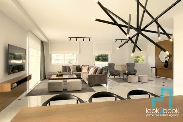 ΦΑΝΤΑΣΤΙΚΟ ΕΠΙΠΛΩΜΕΝΟ ΟΡΟΦΟΔΙΑΜΕΡΙΣΜΑ ΜΕ ΘΕΑ ΘΑΛΑΣΣΑ ΣΤΟ ΚΑΒΟΥΡΙ ΣΤΗ ΒΟΥΛΙΑΓΜΕΝΗ 