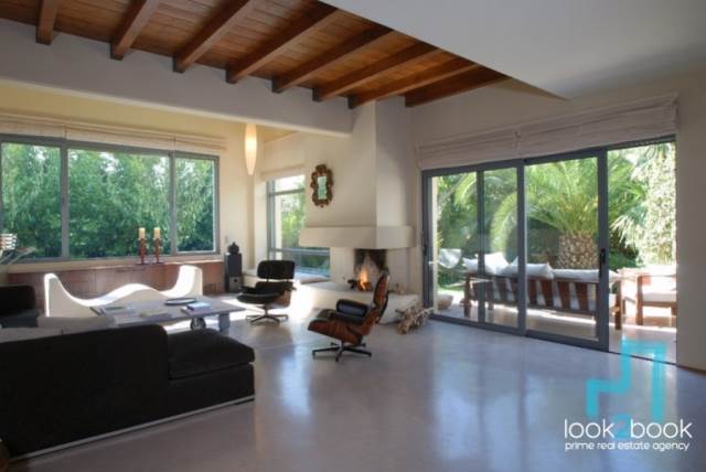 ΕΞΑΙΡΕΤΙΚΗ ΕΠΙΠΛΩΜΕΝΗ ΜΕΖΟΝΕΤΑ ΜΕ ΠΙΣΙΝΑ ΚΑΙ ΚΗΠΟ ΣΤΗΝ ΓΛΥΦΑΔΑ 