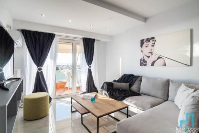 ΑΝΑΚΑΙΝΙΣΜΕΝΟ ΔΙΑΜΕΡΙΣΜΑ ΠΛΗΡΩΣ ΕΠΙΠΛΩΜΕΝΟ ΜΕ ΑΠΙΣΤΕΥΤΗ ΘΕΑ ΣΤΟ ΚΕΝΤΡΟ ΤΗΣ ΓΛΥΦΑΔΑΣ  