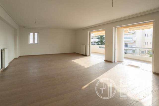 ΦΩΤΕΙΝΟ ΔΙΑΜΕΡΙΣΜΑ ΣΤΗΝ ΑΝΩ ΓΛΥΦΑΔΑ 