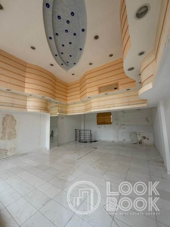 FRONT FACADE STORE IN THE CENTER OF GLYFADA 