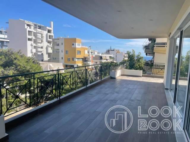 ΠΛΗΡΩΣ ΑΝΑΚΑΙΝΙΣΜΕΝΟ ΟΡΟΦΟΔΙΑΜΕΡΙΣΜΑ ΜΕ ΘΕΑ ΘΑΛΑΣΣΑ ΣΤΟ ΚΕΝΤΡΟ ΤΗΣ ΓΛΥΦΑΔΑΣ 