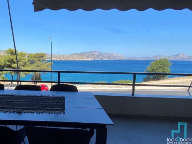 ΜΟΝΑΔΙΚΟ ΕΠΙΠΛΩΜΕΝΟ ΔΙΑΜΕΡΙΣΜΑ ΜΠΡΟΣΤΑ ΣΤΗΝ ΠΑΡΑΛΙΑ  ΜΕ ΚΑΤΑΠΛΗΚΤΙΚΗ ΘΕΑ ΘΑΛΑΣΣΑ ΣΤΗ ΒΑΡΚΙΖΑ 