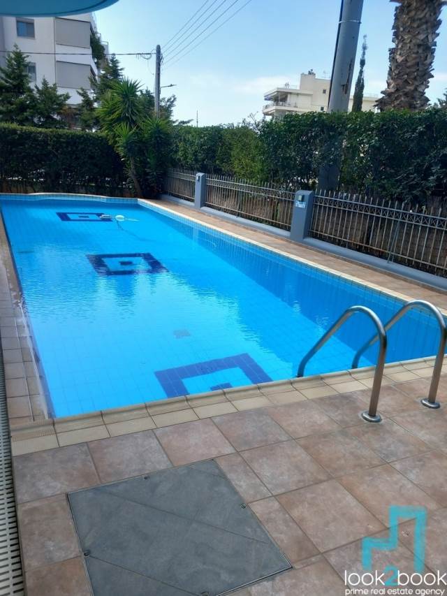 ΚΑΤΑΠΛΗΚΤΙΚΟ ΕΠΙΠΛΩΜΕΝΟ ΟΡΟΦΟΔΙΑΜΕΡΙΣΜΑ ΜΕ ΚΟΙΝΟΧΡΗΣΤΗ ΠΙΣΙΝΑ ΣΤΗΝ ΚΑΤΩ ΓΛΥΦΑΔΑ 