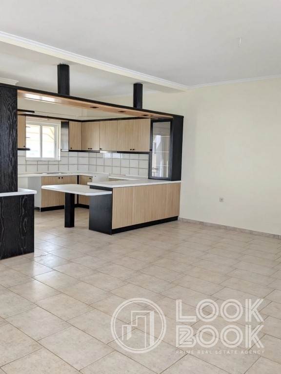 ΦΩΤΕΙΝΟ ΔΙΑΜΕΡΙΣΜΑ ΜΕ ΥΠΕΡΟΧΗ ΘΕΑ ΣΤΗ ΝΕΑ ΣΜΥΡΝΗ 