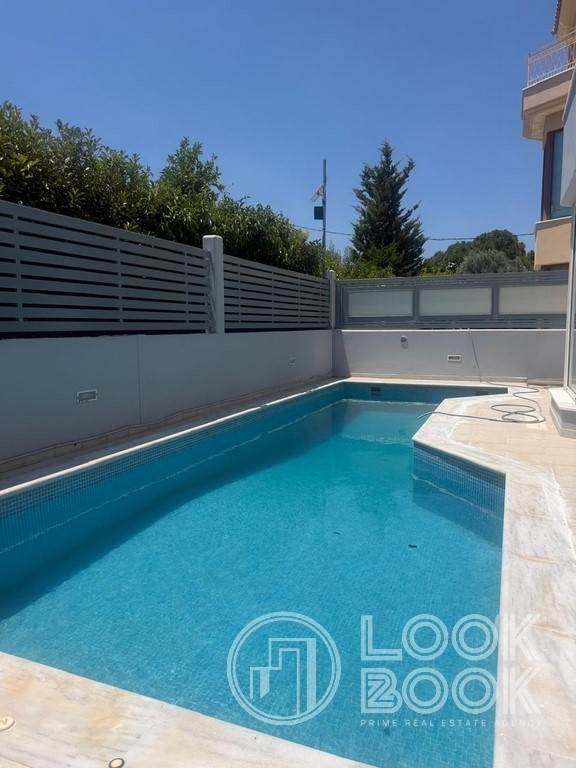 ΕΞΑΙΡΕΤΙΚΗ ΜΟΝΟΚΑΤΟΙΚΙΑ ΜΕ ΚΗΠΟ ΚΑΙ ΠΙΣΙΝΑ ΣΤΗ ΒΑΡΗ 