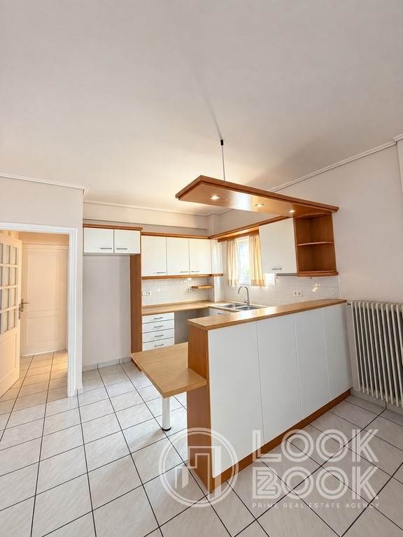 BRIGHT APARTMENT IN ELLINIKO 