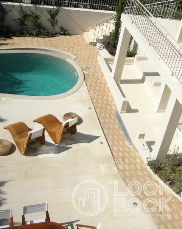 ΑΝΑΚΑΙΝΙΣΜΕΝΗ ΕΠΙΠΛΩΜΕΝΗ ΜΙΝΙΜΑΛ ΜΟΝΟΚΑΤΟΙΚΙΑ ΜΕ ΠΙΣΙΝΑ ΚΑΙ ΚΗΠΟ ΣΤΗΝ ΚΑΤΩ ΒΟΥΛΑ 